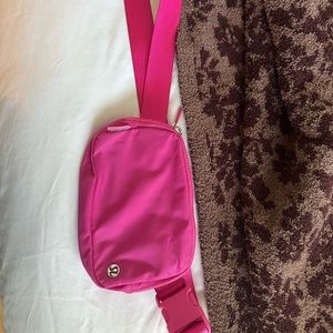 Sonic Pink LuLulemon belt bag